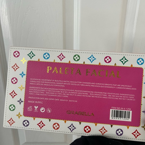 Eyeshadow Palette - Vibrant Multi-Color Collection - Picture 4 of 4